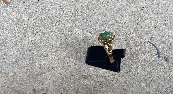 Elegant Gold and Green Women's Ring - Image 2