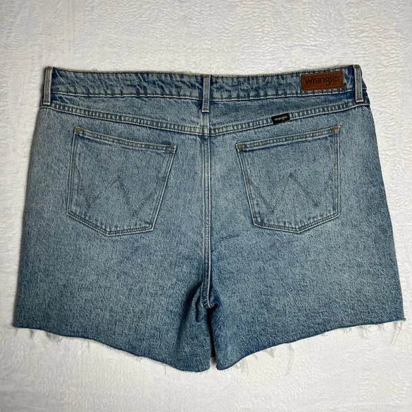Wrangler Womens Size 16 Blue Distressed Denim Roll Shorts Raw Hem - Image 2