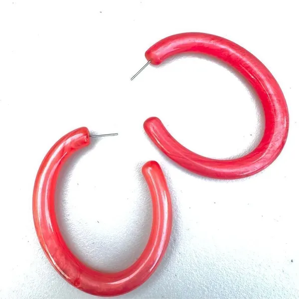 Large pink lucite hoop earrings - Image 5
