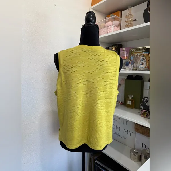 Lululemon train to be tank Lime Green color size large - Image 4