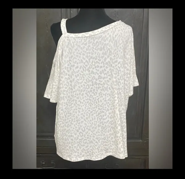 White & Gray leopard OS open shoulder shortsleeved blouse - Size XLarge - Image 3