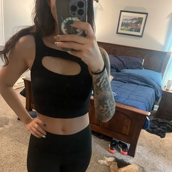 Lululemon LA Front Cutout Crop‎ Tank Size 4/6 - Image 7