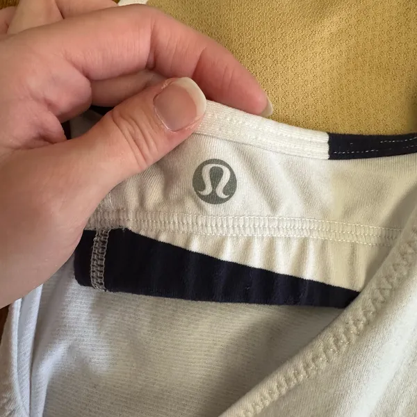 Lululemon Women’s Size 6 White Navy Racerback Tank Top‎ Built-In Bra Yoga Gym - Image 2