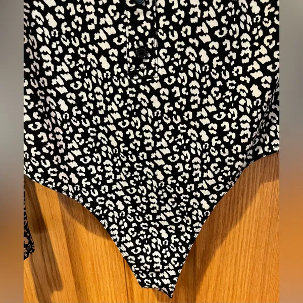 Banana Republic Factory Long Sleeve Black Leopard Print‎ Bodysuit Top Size XS - Image 4