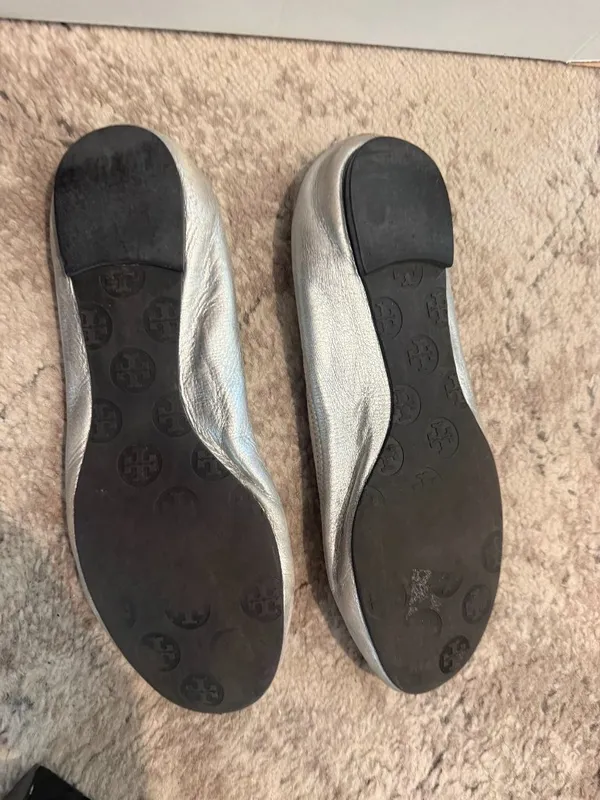 Tory Burch Reva Silver Metallic Ballet Flats Logo Medallion - Image 6