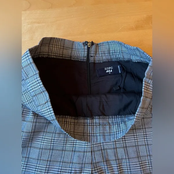 NWT LF plaid zip side shorts - Image 4