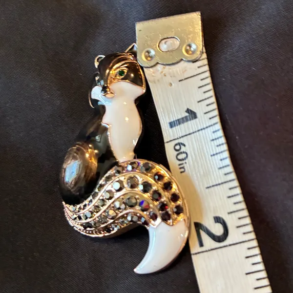 Dark brown and white Fox brooch Black - Image 3