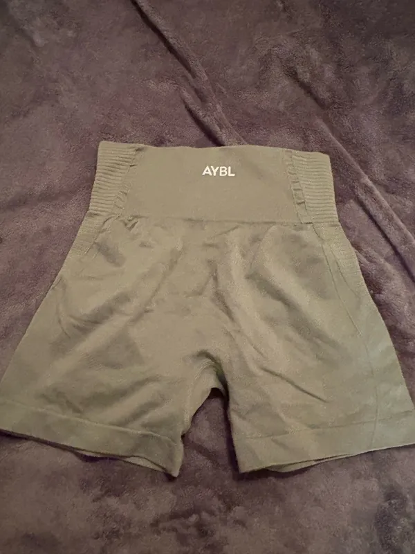 ABYL Shorts Green Size M - Image 2