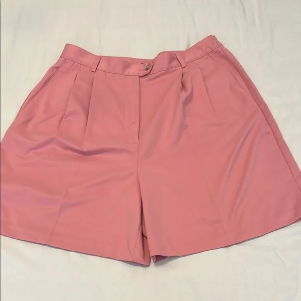 Izod Womens size 14 pink pleated shorts side and back pockets belt loops EUC - Image 2