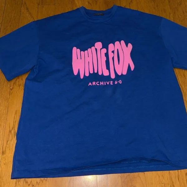 Brand New White Fox Archive 6.0 Oversized Tee in Blueberry & neon pink Size M/L - Image 2