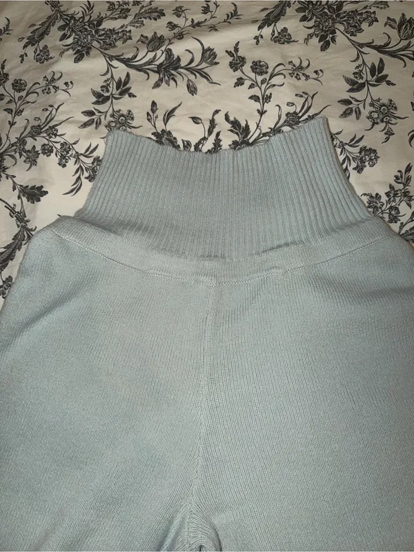 Women’s "2 piece knit Going Offline" lounge Set Sz MD - Image 4