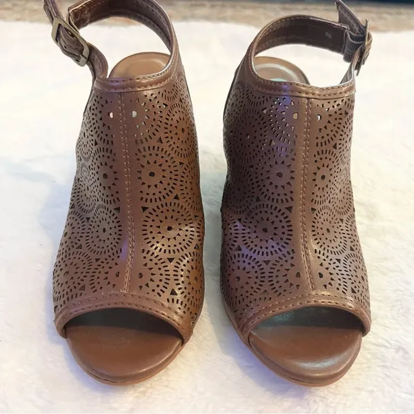 Jasmin Brown Faux Leather Cut Out Ankle Strap Wedges Size 6 - Image 6