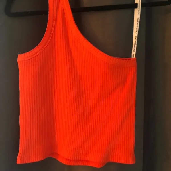 🆕 Calvin Klein Jeans
One-Shoulder Tank Top - Image 5