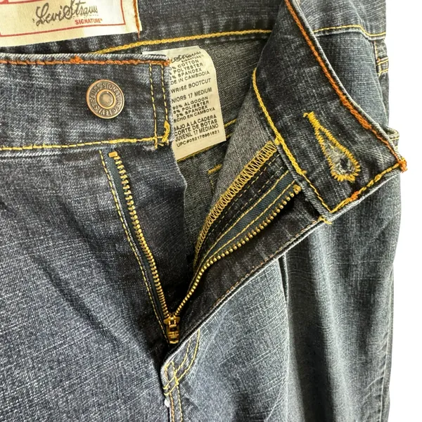 Levi Strauss Signature Medium Wash Stretch Low Rise Boot Cut Jeans‎ Junior's 17 - Image 3