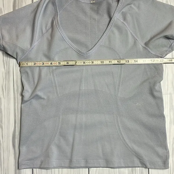 Lululemon Blue v neck Speedy Short Sleeve T-shirt Cropped Size 8 - Image 4