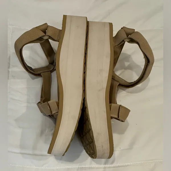 Teva Flatform Universal Sandals – Lark – Size 10 – Tan & White – 1 1/4” Platform - Image 4