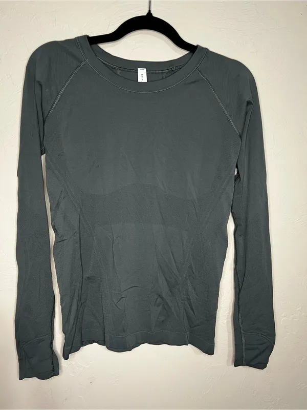 Athleta Momentum Seamless Contour Long Sleeve Athletic Performance Top‎ - Image 2