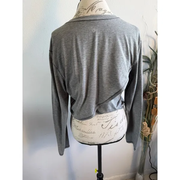 Lululemon Grey Long Sleeve Mesh Back Tulip‎ Hem Cropped Yoga Top Size 6 - Image 3