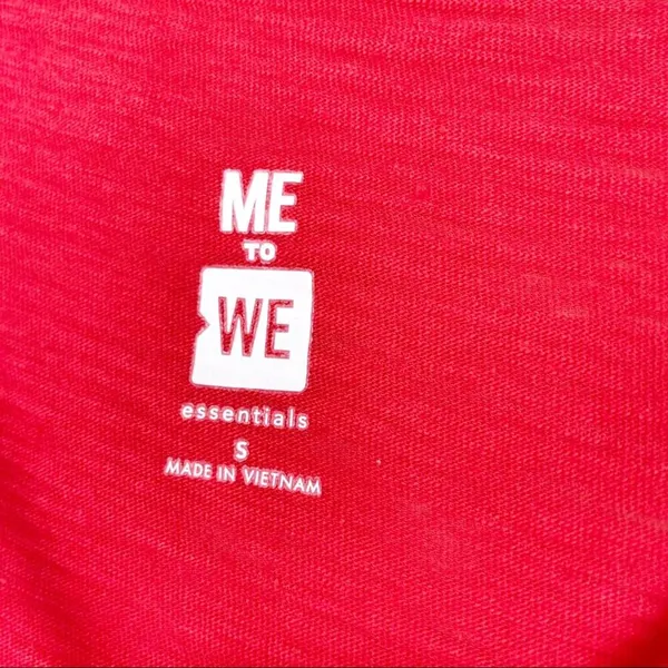 Me To We Red Short Sleeve Y Neck Shirt Sz S - Image 2