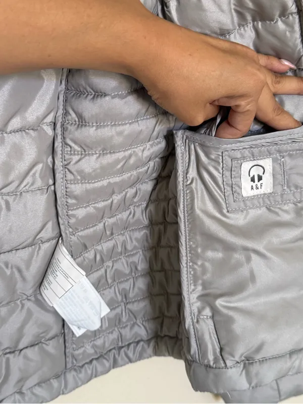 Abercrombie & Fitch Silver Gray Hooded Puffer Jacket Size S Lightweight - Image 6