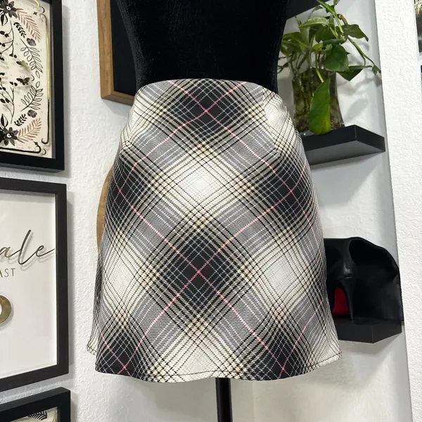 Forever 21 Black, White, & Pink Plaid Mini Skirt Size Large - Image 2