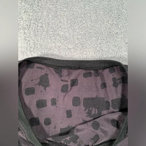 Lululemon Black gray Patterned tee shirt Top cropped - Image 5
