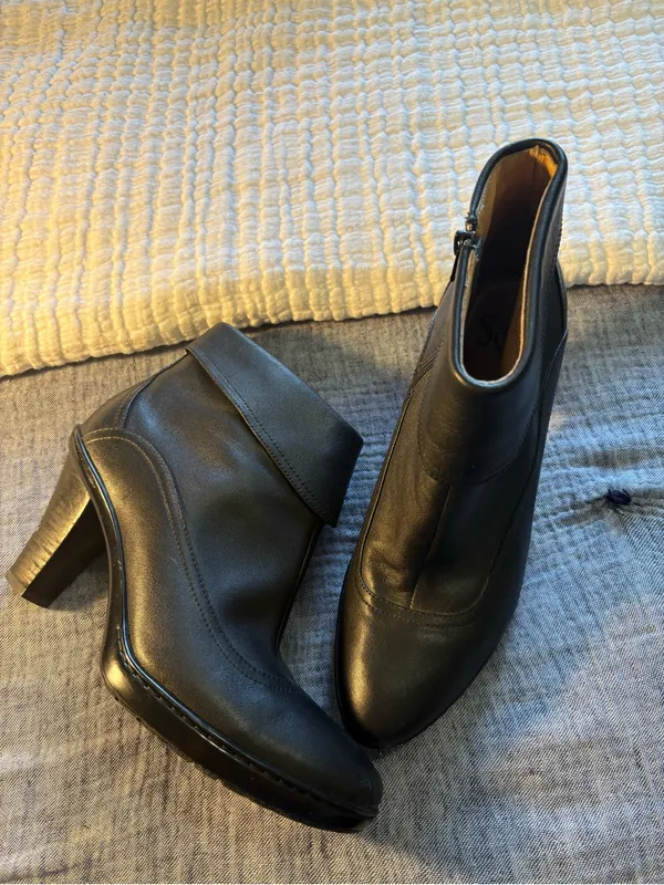 Sofft Rochelle Black Leather Ankle Booties size 8M - Image 2