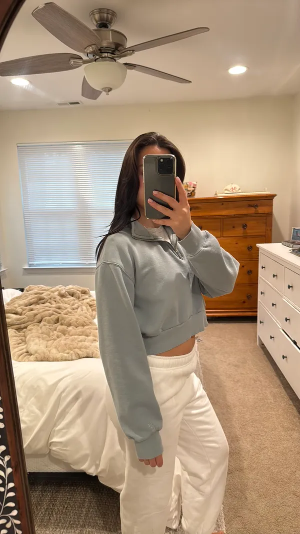 Aritzia Cropped Crewneck TNA - Image 4