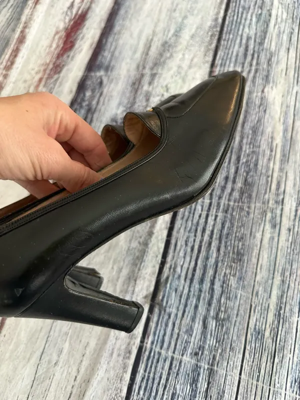 Vintage Gucci Black Leather Mid-Heel Pumps with Gold Monogram Accent - Image 4