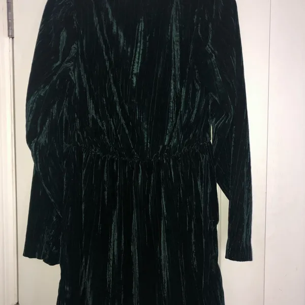 Crushed velvet green holiday dress criss cross detail H&M women’s size 10. - Image 10