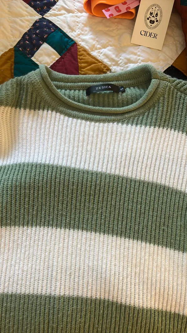 Green and white striped oversized sweater - Image 4