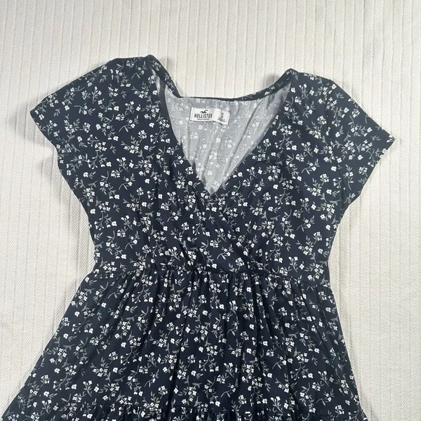 Hollister Size Small Navy Blue & White Floral Tie-Back Tiered Wrap Dress - Image 3