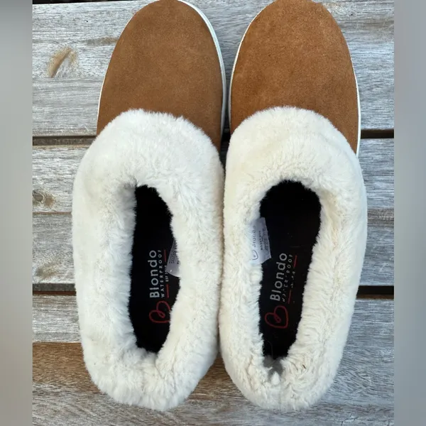 Blondo Suri Comfy Cognac Suede Fur-Lined Waterproof Slip-On Platform Clogs - Image 4