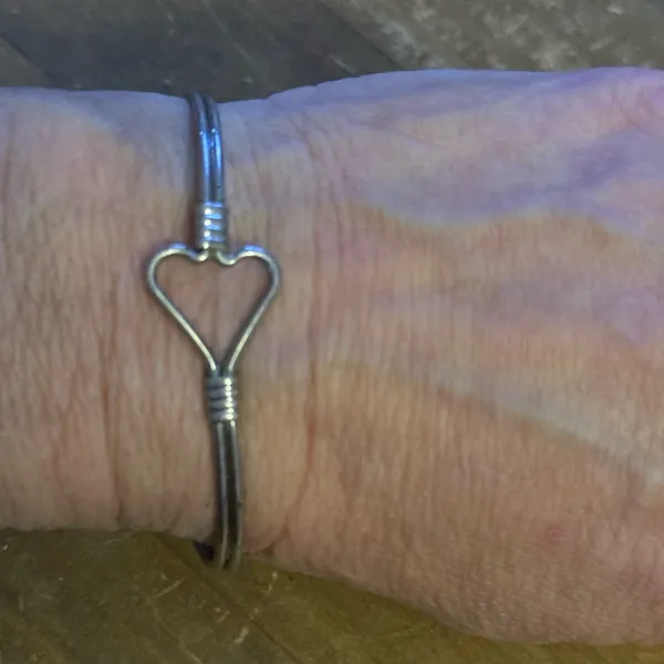 Silver tone open heart wire bangle bracelet - Image 6