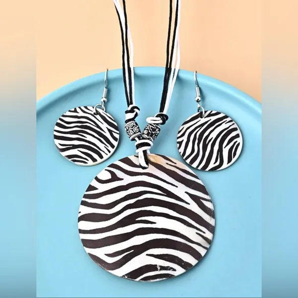 Zebra Print Earrings & Necklace Set White - Image 5