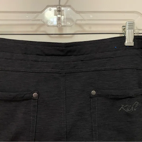 medium cargo skort in charcoal. - Image 4