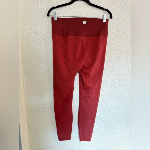 Vuori Lux Rib Studio Leggings Currant Heather burnt red color size large - Image 7