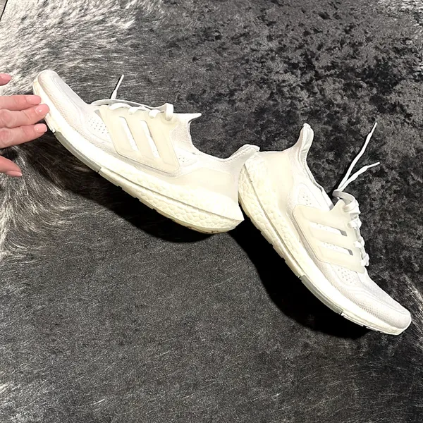 🤍Adidas Woman’s All White Ultraboost Light•Size:6.5🤍 - Image 2