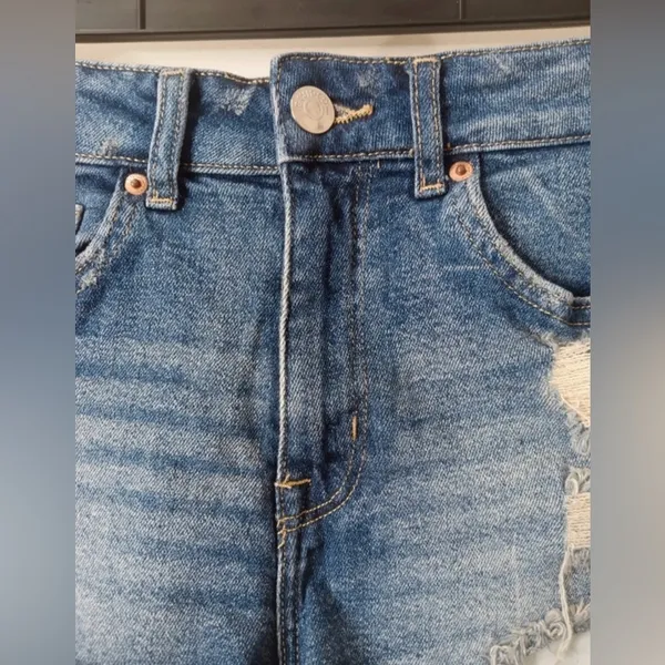 H&M Divided‎ Distressed Denim Shorts Women’s Size 2 - Image 4