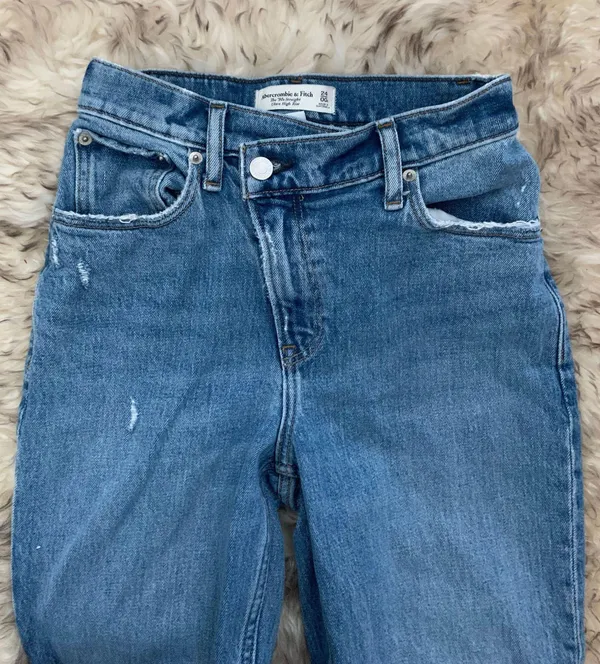 Abercrombie 90’s Straight Ultra High Rise - Image 3