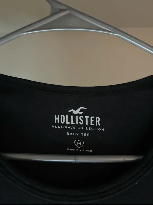 Hollister Black Short-Sleeve Crop Tee with Side Tie - Image 2