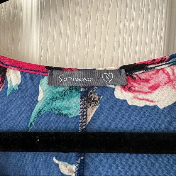 Short sleeve floral mini dress women’s size small blue, pink, and red, roses - Image 3