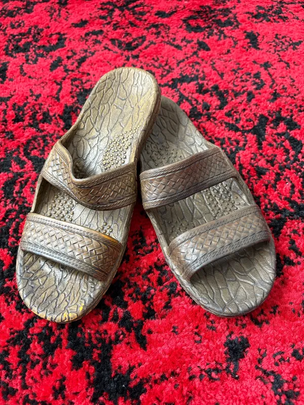 Tan comfy slides from Hawaii Brown Size 9 - Image 8