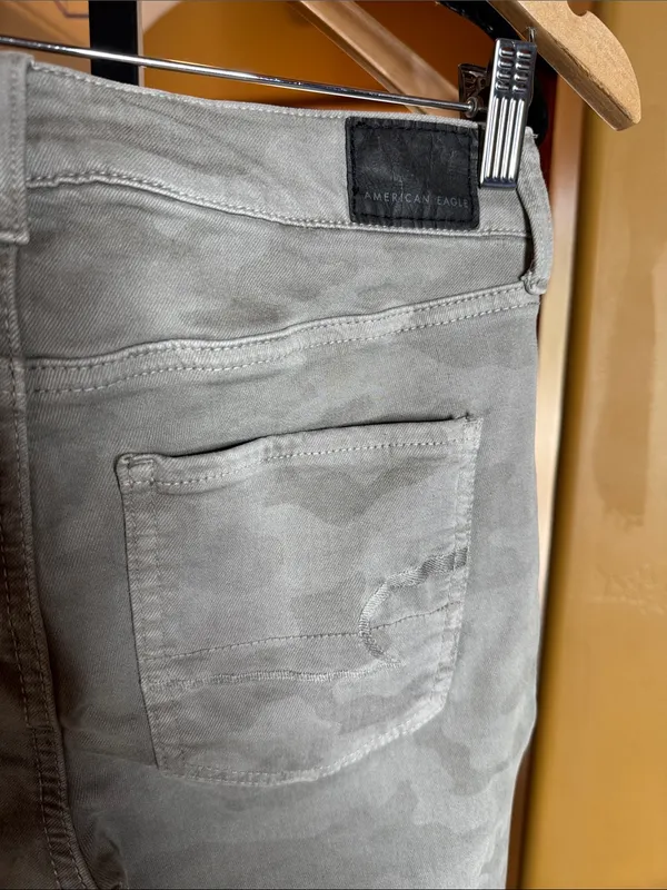 American Eagle Light Gray Camo Hi-Rise Jeggings Size 4 Short - Image 5