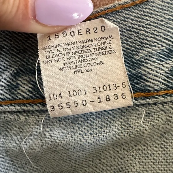 Levi’s Cutoff Raw Hem Shorts - Image 5