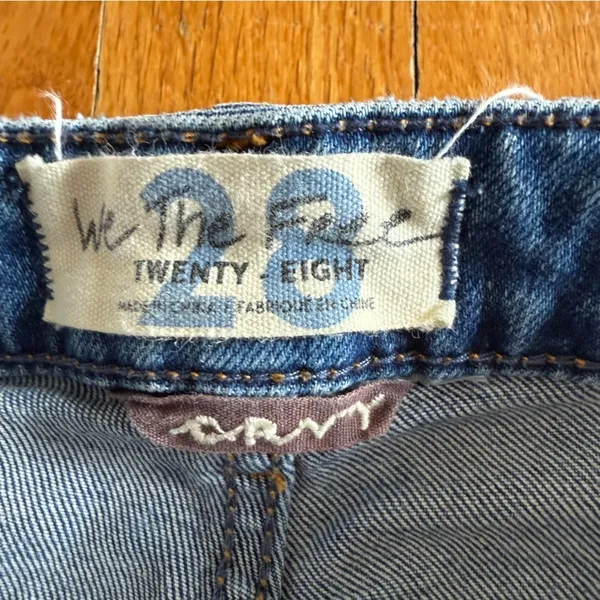 WE THE FREE Curvy High Rise Denim Shorts medium Wash‎ size 28 - Image 2