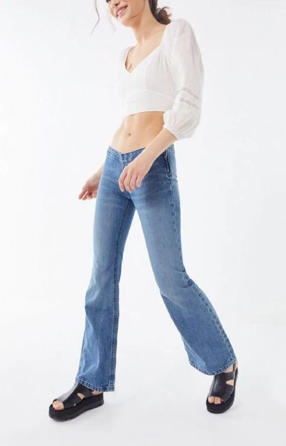 BDG Bella Low-Rise Flare Jeans - Image 2
