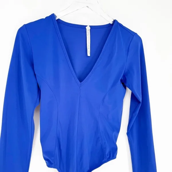 Free People‎ V-Neck Long Sleeve Bodysuit Women's Size M Blue Layering Essential - Image 4
