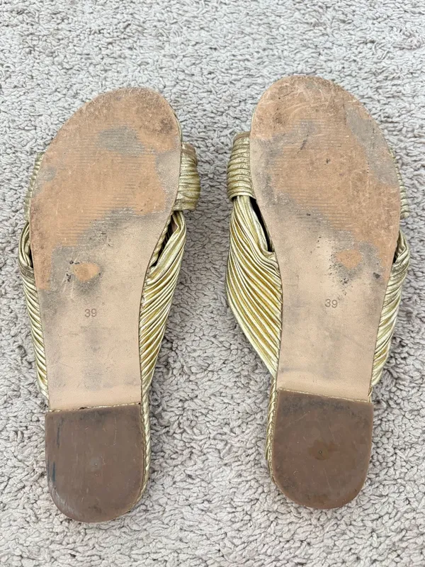 Bibi Lou Minnie Flat Gold Bow Sandals Size 39 - Image 4