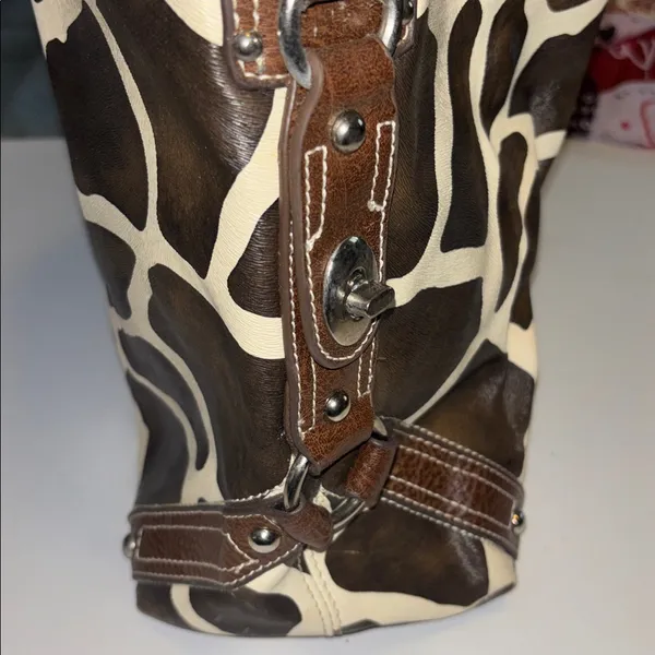 Source Unknown BROWN & CREAM FAUX LEATHER GIRAFFE PRINT DESIGN BIG BUCKET BAG SILVER HARDWARE - Image 4
